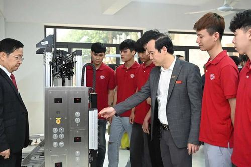 Trường cao đẳng nghề thay đổi để thích ứng
