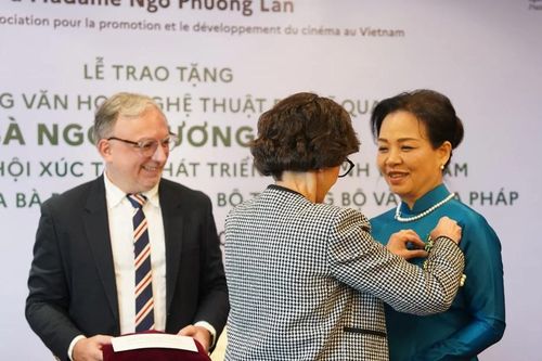 TS Ngô Phương Lan được trao tặng Huân chương Văn học Nghệ thuật của Pháp