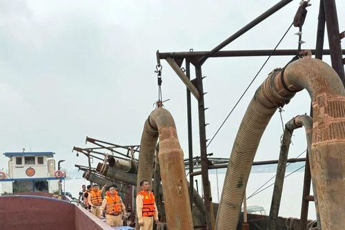 Bắt giữ tàu hút cát trái phép trên sông Hồng
