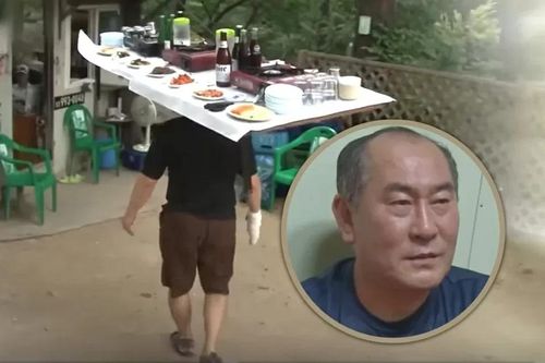 Hàn Quốc: Chủ nhà hàng giữ thăng bằng bằng đầu, đội bàn ăn phục vụ thực khách