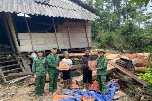 Điều động cán bộ, chiến sĩ hỗ trợ nhân dân bị ảnh hưởng bởi lũ quét