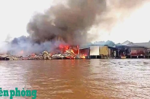 Đồn Biên phòng Đất Mũi kịp thời hỗ trợ chữa cháy cơ sở bán xăng dầu