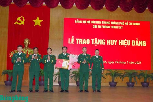 Đại tá Trần Thanh Đức nhận Huy hiệu 30 năm tuổi Đảng