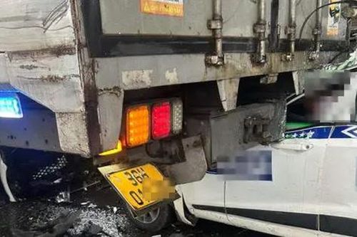Taxi bất ngờ tông vào đuôi ô tô tải, tài xế tử vong tại chỗ