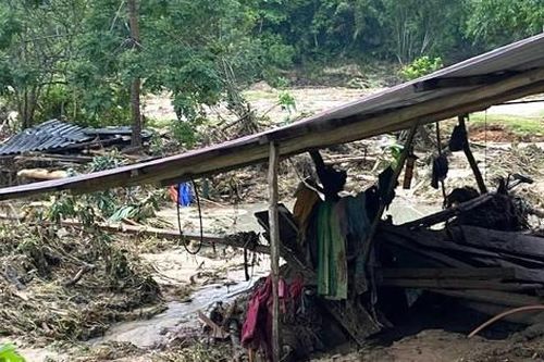 Lũ quét trong đêm khiến bản làng miền núi Nghệ An thiệt hại nặng nề