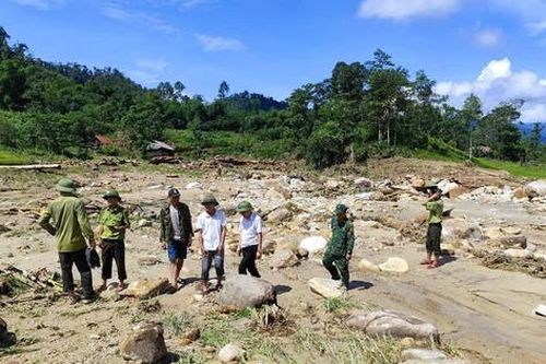 Cảnh tan hoang sau cơn lũ quét qua bản làng biên giới ở Nghệ An