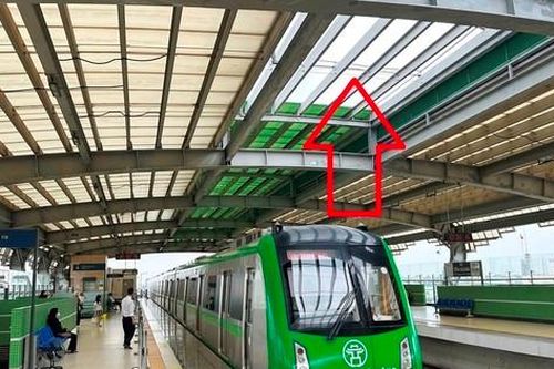 Mái ga tàu Yên Nghĩa vẫn thủng