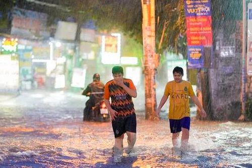 Đường vùng ven ở TPHCM thành sông sau mưa lớn kéo dài