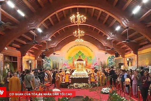 Dòng người về chiêm bái Xá lợi Đức Phật tại Chùa Chuông