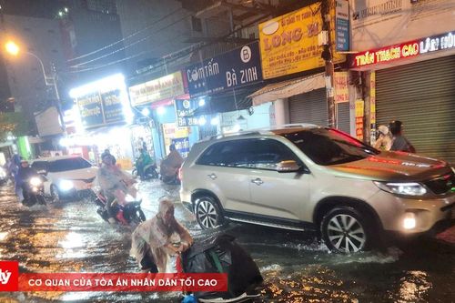 Nhiều tuyến đường TP.HCM chìm trong biển nước sau cơn mưa lớn