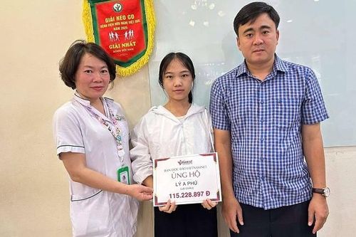 Bạn đọc giúp đỡ ông Lý A Phứ bị đá rơi vào đầu hơn 115 triệu đồng