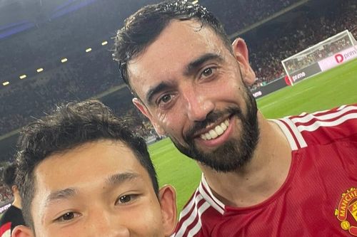 Hai Long tươi rói chụp ảnh cùng đội trưởng MU, Bruno Fernandes
