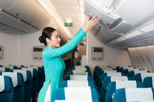 Giữ gìn 'ngôi nhà trên không' - sứ mệnh thầm lặng của các tiếp viên