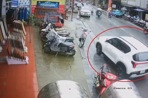 Ô tô va chạm liên hoàn 3 xe máy tại Sa Pa, cháu bé 5 tuổi tử vong thương tâm