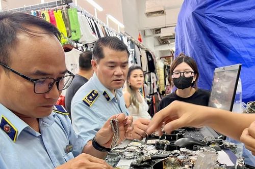 Kiểm tra trung tâm mua sắm cao cấp Saigon Square, thu giữ hàng nghìn sản phẩm nghi 'đồ fake'