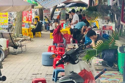 Vỉa hè bị 'nuốt chửng': Người dân tổ dân phố 22, phường Hoàng Liệt, quận Hoàng Mai kêu cứu