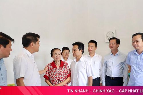 Phó Bí thư Thường trực Tỉnh ủy mong ngôi nhà mới sẽ giúp các hộ ổn định và vươn lên