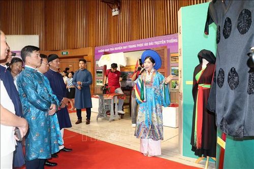Trưng bày 'Áo dài Việt Nam qua các thời kỳ lịch sử' bên bờ Di sản vịnh Hạ Long