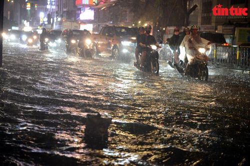 TP Hồ Chí Minh: Mưa lớn khiến nhiều tuyến đường chìm trong biển nước