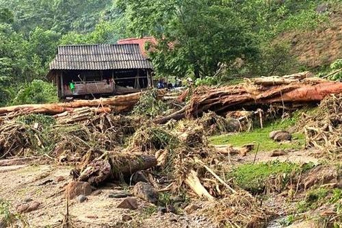 Lũ quét tràn về giữa đêm, bản làng ở Nghệ An thiệt hại nặng nề