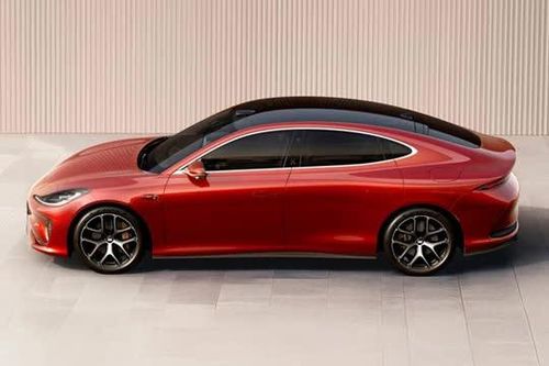 Xe sedan hạng sang công suất 787 mã lực, ngập tràn công nghệ, giá cực hấp dẫn