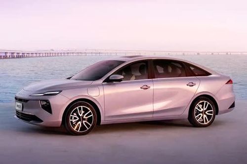 Xe sedan dài gần 4,8 mét, công suất 129 mã lực, giá 360 triệu đồng