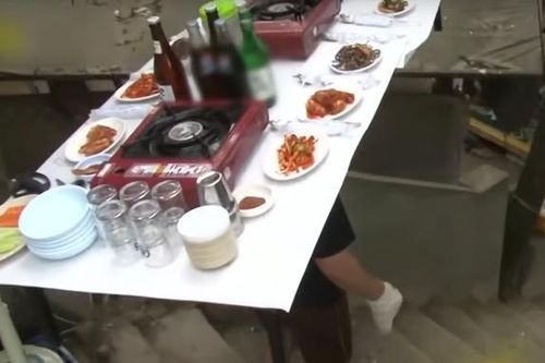 Chủ nhà hàng khiến khách choáng váng khi đội cả bàn thức ăn lên đầu để phục vụ