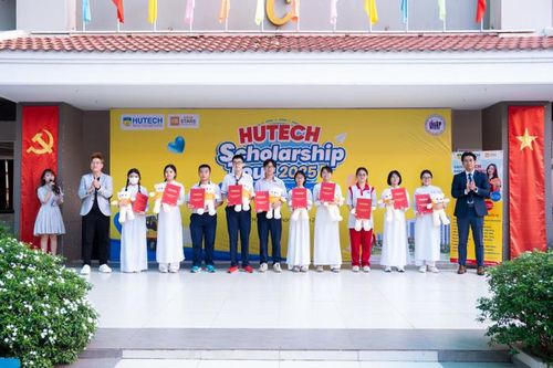 Hơn 2000 suất học bổng 25% học phí toàn khóa được trao trong HUTECH Scholarship Tour 2025