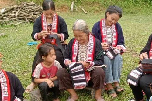 'Mẹ đã sinh con ở trạm y tế, con cũng nên như thế!'