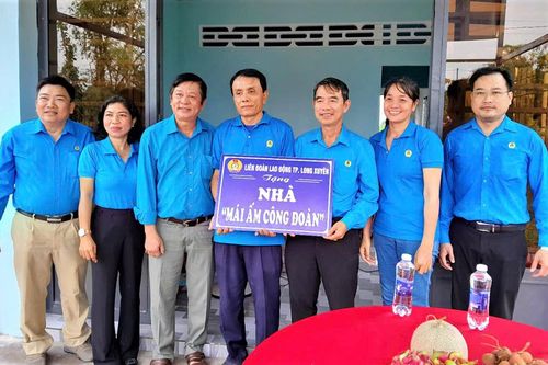 Liên đoàn Lao động TP. Long Xuyên trao nhà Mái ấm công đoàn