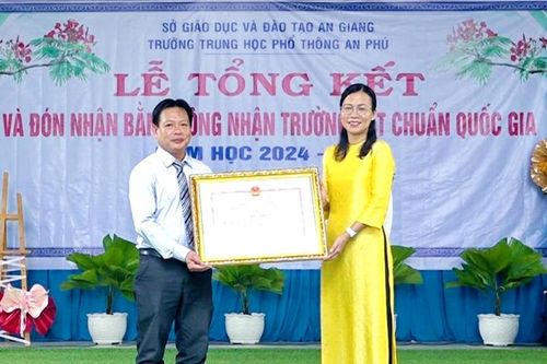 Bí thư Huyện ủy An Phú dự tổng kết năm học tại Trường THPT An Phú