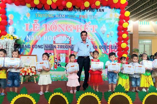 Các trường học huyện Phú Tân tổng kết năm học 2024 - 2025