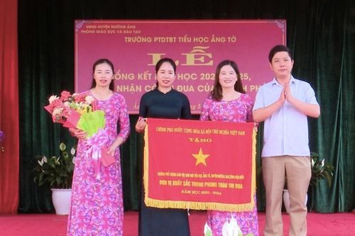 Trường PTDTBT Tiểu học Ẳng Tở đón nhận Cờ thi đua của Chính phủ