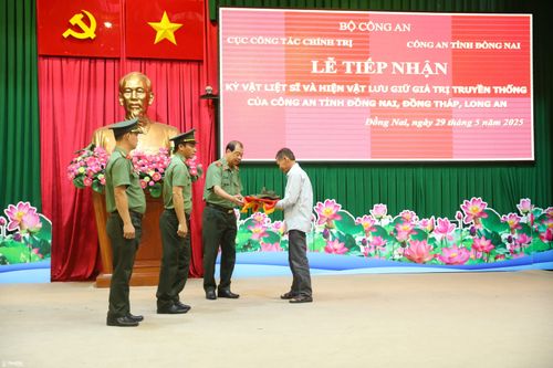 Bộ Công an tiếp nhận kỷ vật liệt sĩ Công an nhân dân