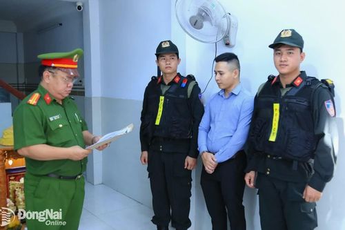 Công an Đồng Nai bắt quả tang công ty sản xuất hàng trăm tấn phân bón giả