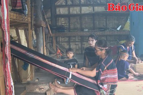 Giúp bà con Bahnar ở Kbang học làm du lịch