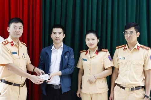 Lực lượng cảnh sát giao thông trả lại tài sản bị đánh rơi cho công dân