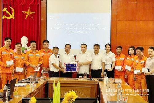 Công ty Điện lực Lạng Sơn tặng 76 suất quà cho công nhân, người lao động