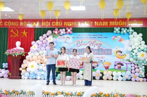 Đoàn công tác của tỉnh thăm, tặng quà trẻ em tại Cơ sở bảo trợ xã hội tổng hợp