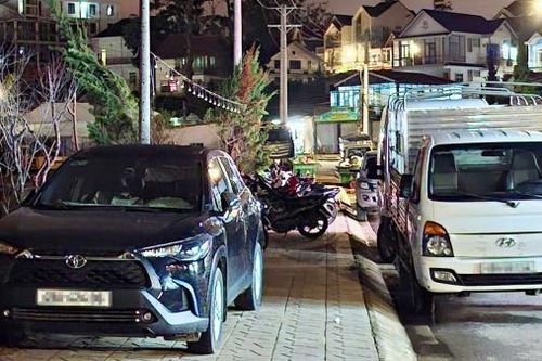 Còn tình trạng đậu xe lấn chiếm vỉa hè, lòng đường