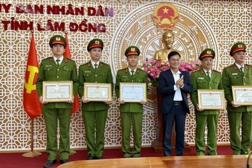 Khen thưởng nhiều điển hình xuất sắc trong thực hiện chính sách BHXH, BHYT