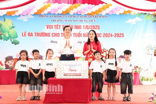 Các đồng chí lãnh đạo tỉnh thăm, tặng quà nhân Ngày Quốc tế thiếu nhi 1/6