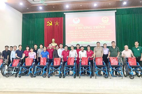 Trao tặng 110 triệu đồng cho người khuyết tật và trẻ mồ côi xã Yên Nguyên