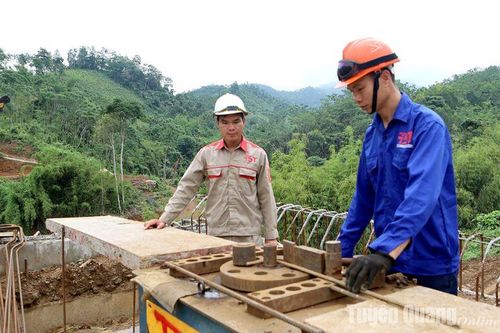 Vượt nắng thắng mưa, quyết tâm hoàn thành đúng tiến độ tuyến đường thành phố Bắc Kạn - Na Hang