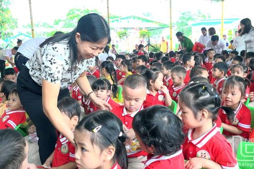 Tặng quà nhân dịp Quốc tế thiếu nhi