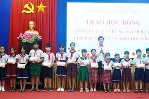 Phú Vang: Trao học bổng cho học sinh nghèo vượt khó, học giỏi