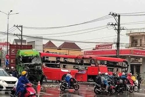 Danh tính 4 nạn nhân vụ xe giường nằm va chạm xe container tại Bình Dương