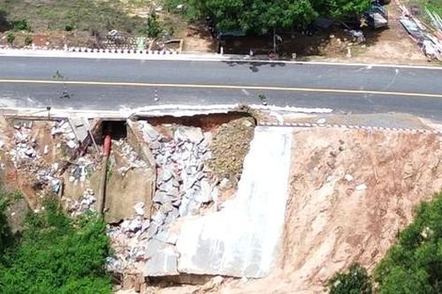 Mưa lớn gây sạt lở nặng đoạn đường ven biển Bình Thuận