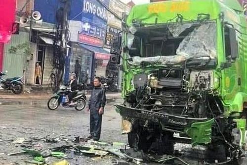 Bản tin TNGT 29/5: 4 hành khách nhập viện sau va chạm giữa ô tô giường nằm và xe container