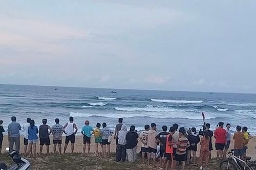 Học sinh lớp 8 bị sóng cuốn mất tích khi tắm biển ở Bình Định